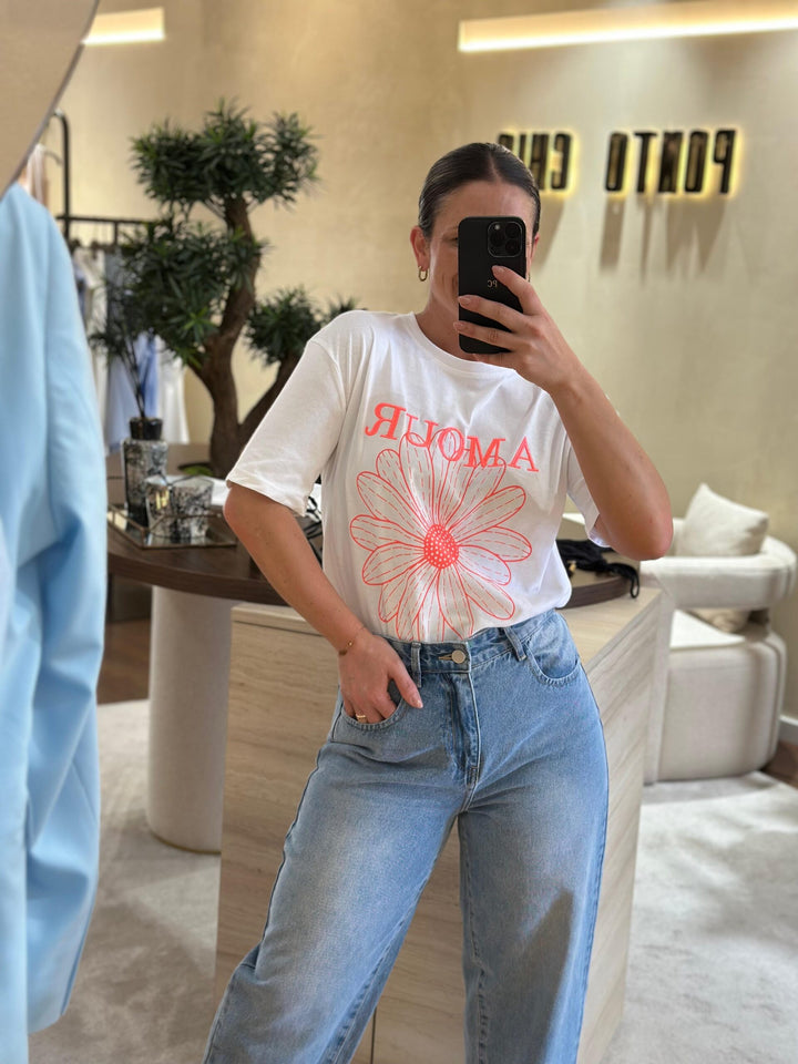 T-SHIRT BRANCA COM ESTAMPADO AMOUR PONTO CHIC