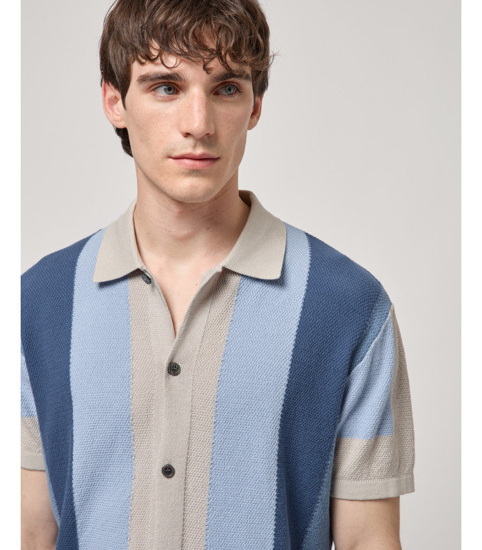 POLO DE MALHA TRICOT COM PADRÃO GEOMÉTRICO AZUL GIANNI LUPO