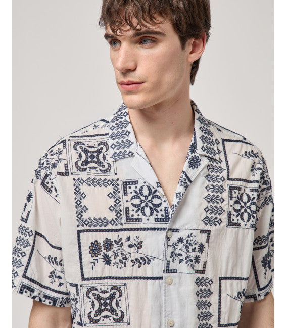 CAMISA BRANCA COM BORDADO INGLÊS AZUL GIANNI LUPO