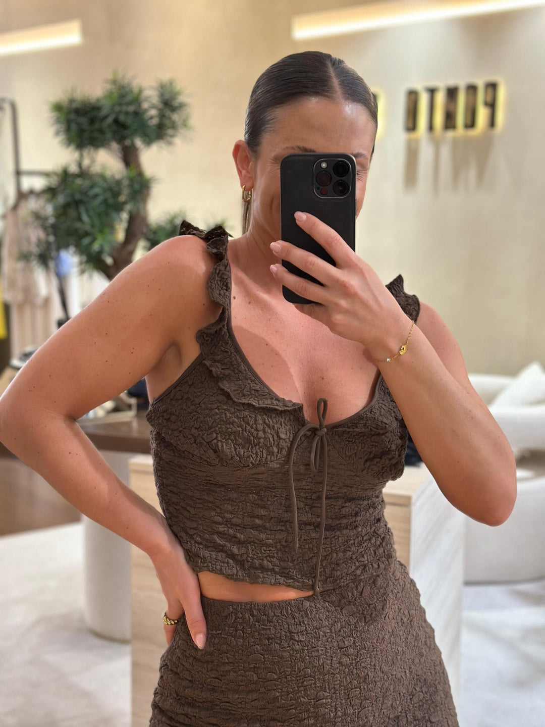 CONJUNTO CASTANHO DE SAIA E TOP PONTO CHIC