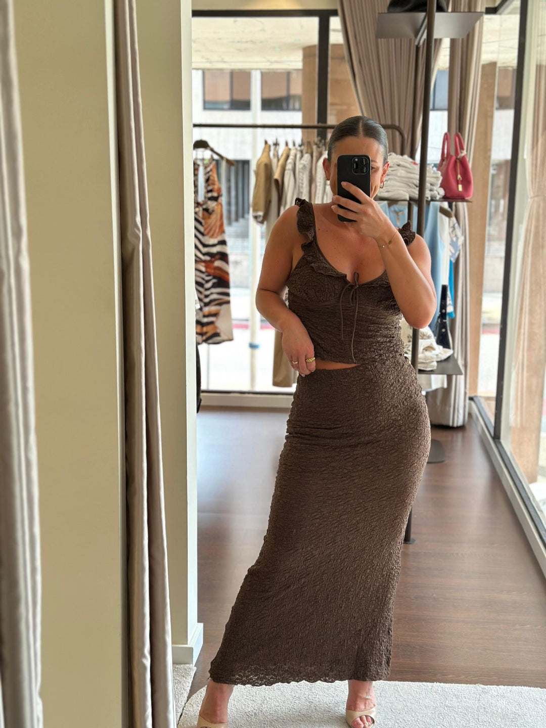 CONJUNTO CASTANHO DE SAIA E TOP PONTO CHIC