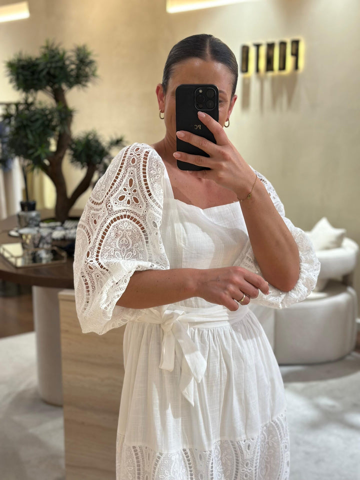 VESTIDO BRANCO COMPRIDO COM BORDADOS PONTO CHIC