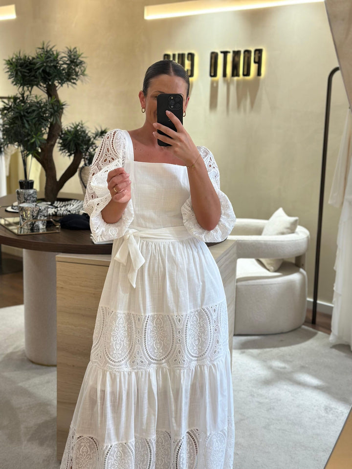 VESTIDO BRANCO COMPRIDO COM BORDADOS PONTO CHIC