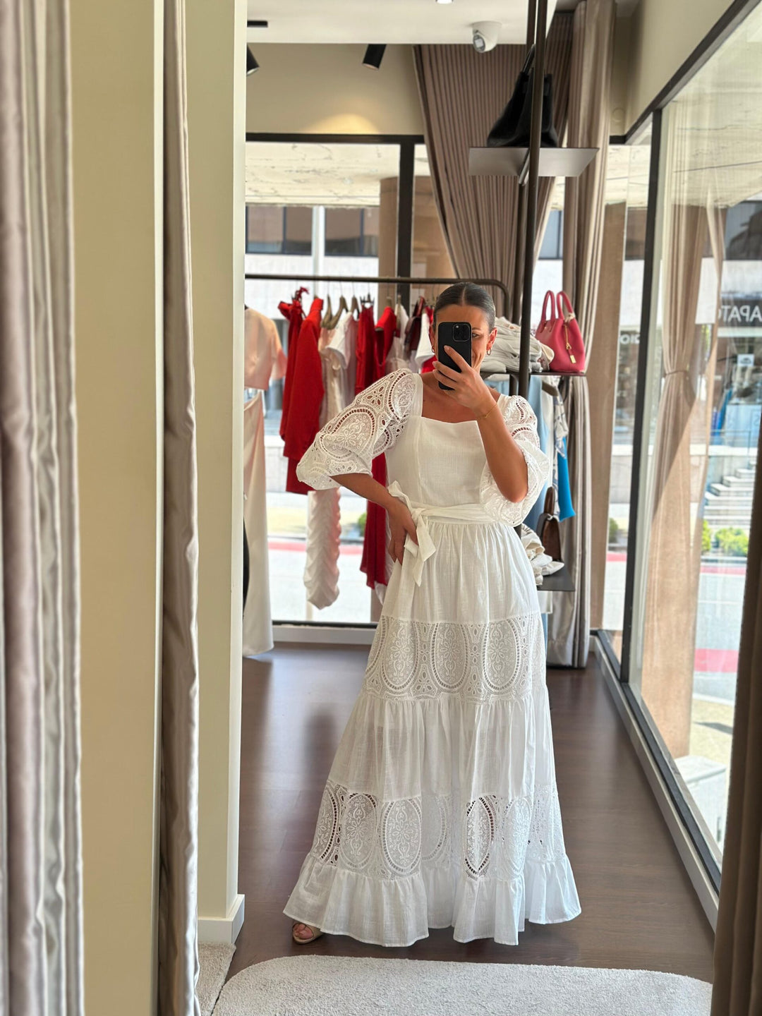 VESTIDO BRANCO COMPRIDO COM BORDADOS PONTO CHIC