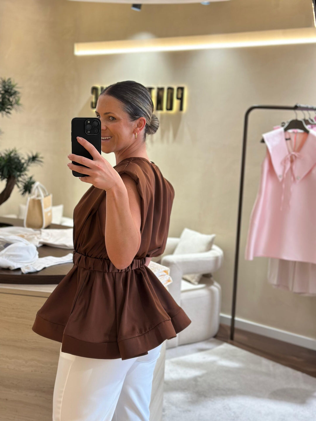 TOP CASTANHO ACETINADO COM OMBREIRAS PONTO CHIC