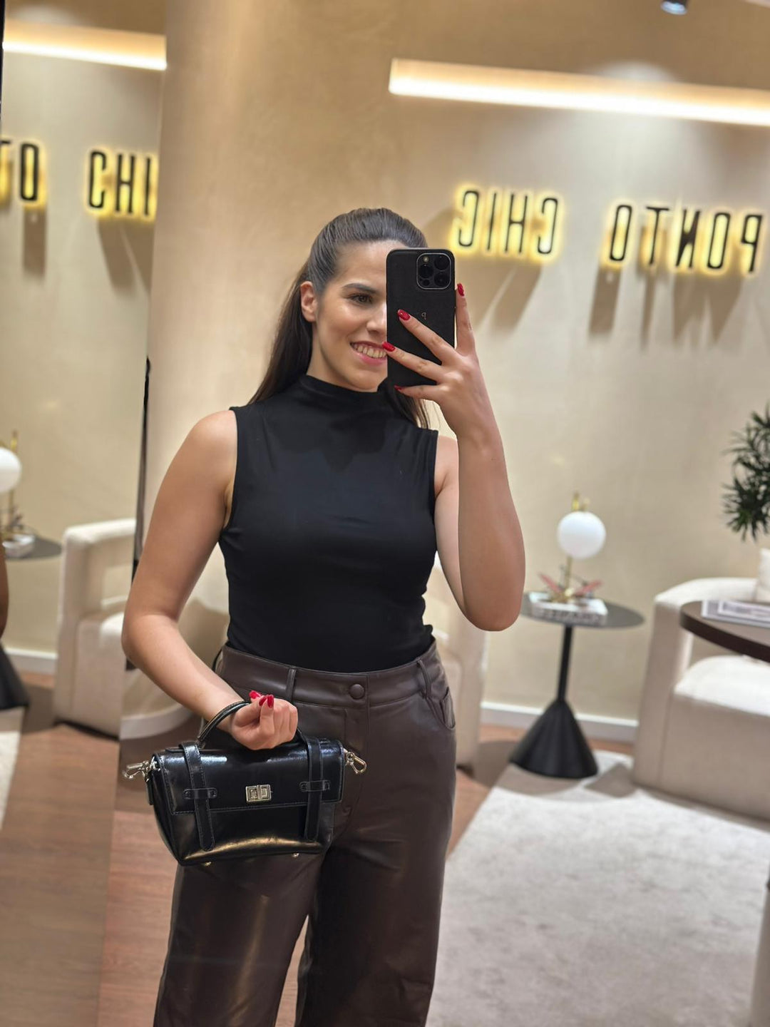 TOP PRETO SEM MANGAS PONTO CHIC
