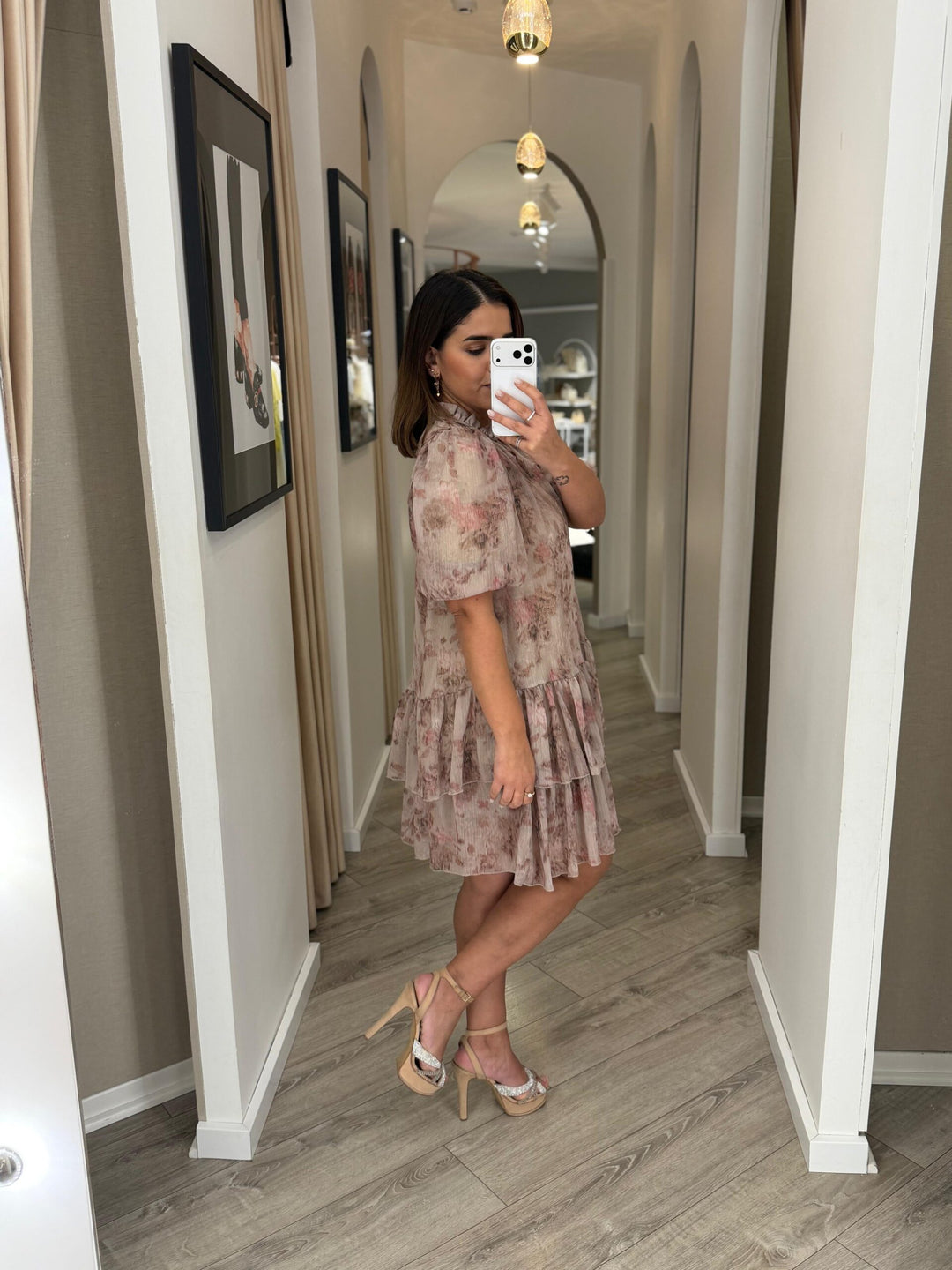 VESTIDO TAUPE FLORAL COM FOLHOS PONTO CHIC