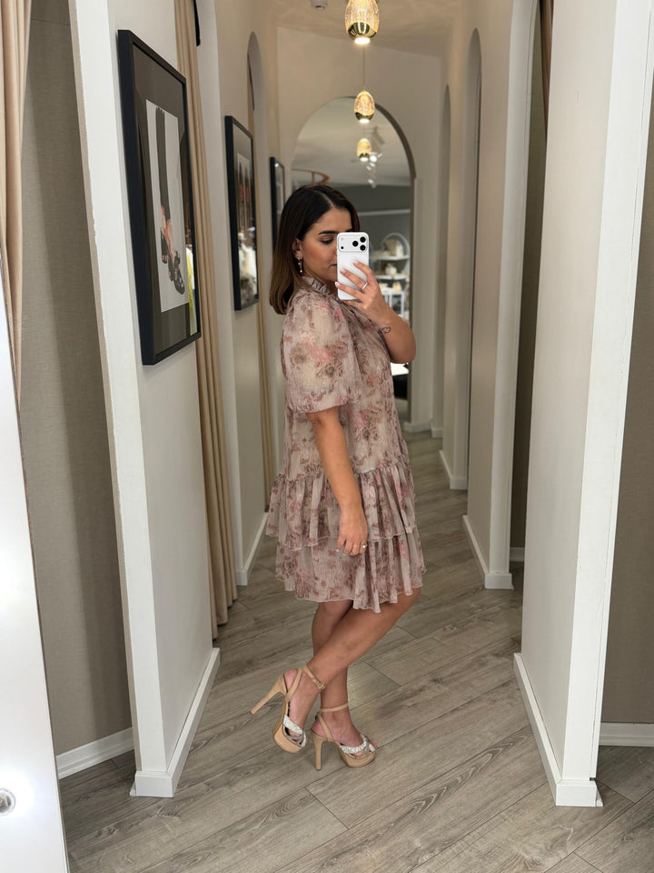 VESTIDO TAUPE FLORAL COM FOLHOS PONTO CHIC