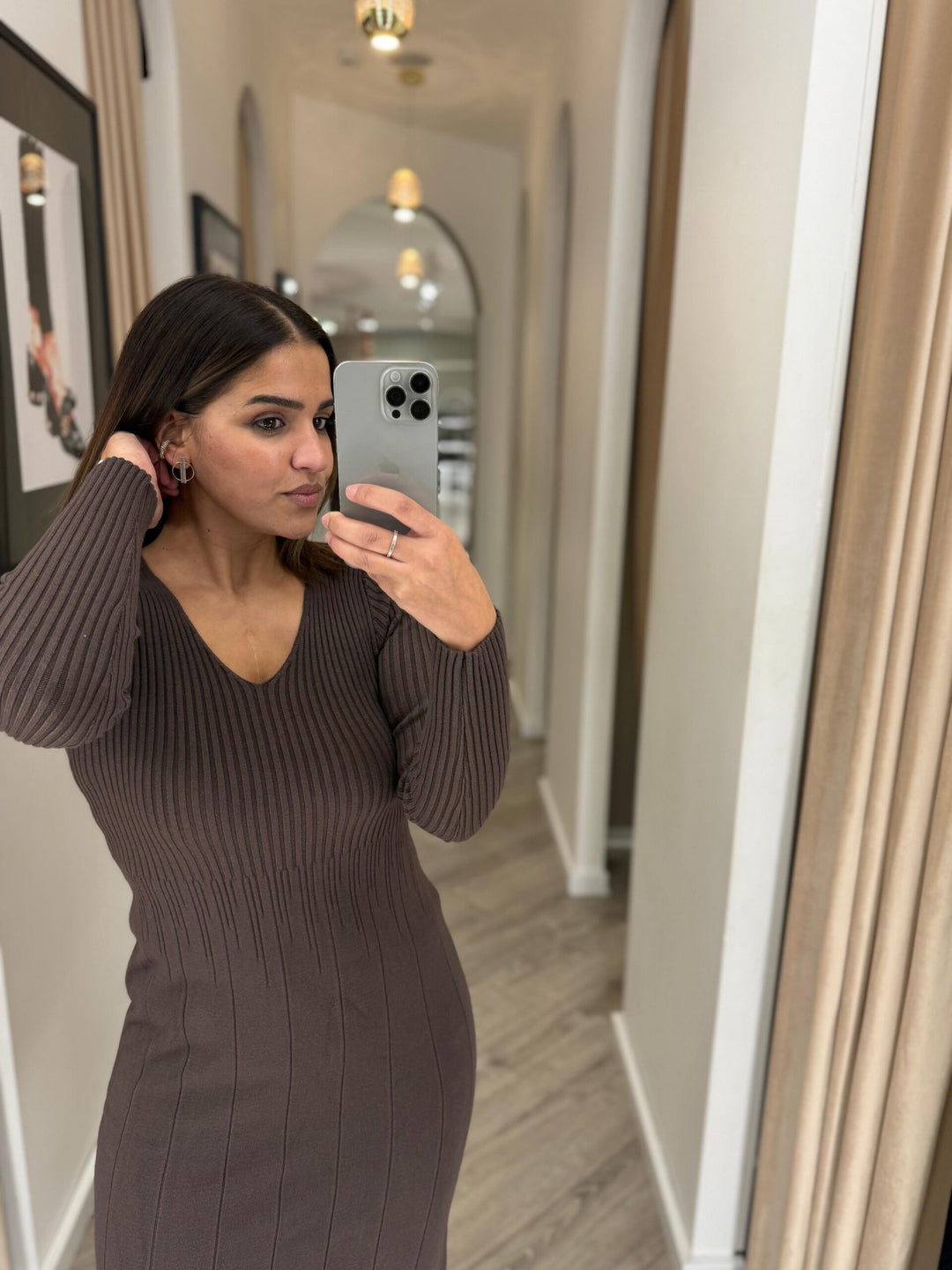 VESTIDO DE MALHA CASTANHO PONTO CHIC