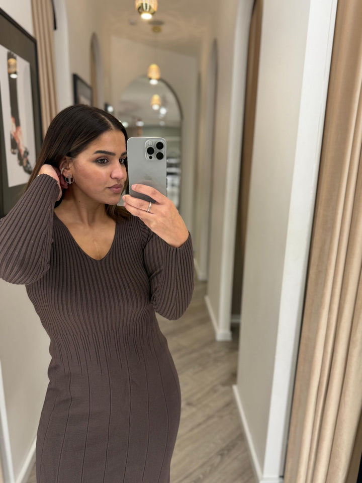 VESTIDO DE MALHA CASTANHO PONTO CHIC