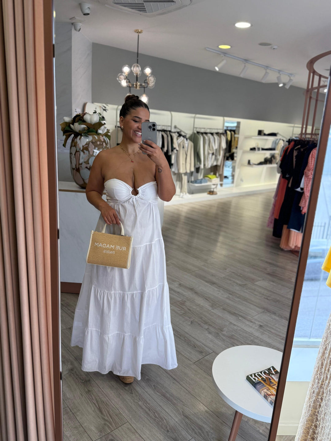 VESTIDO BRANCO FLUÍDO COM FOLHOS PONTO CHIC