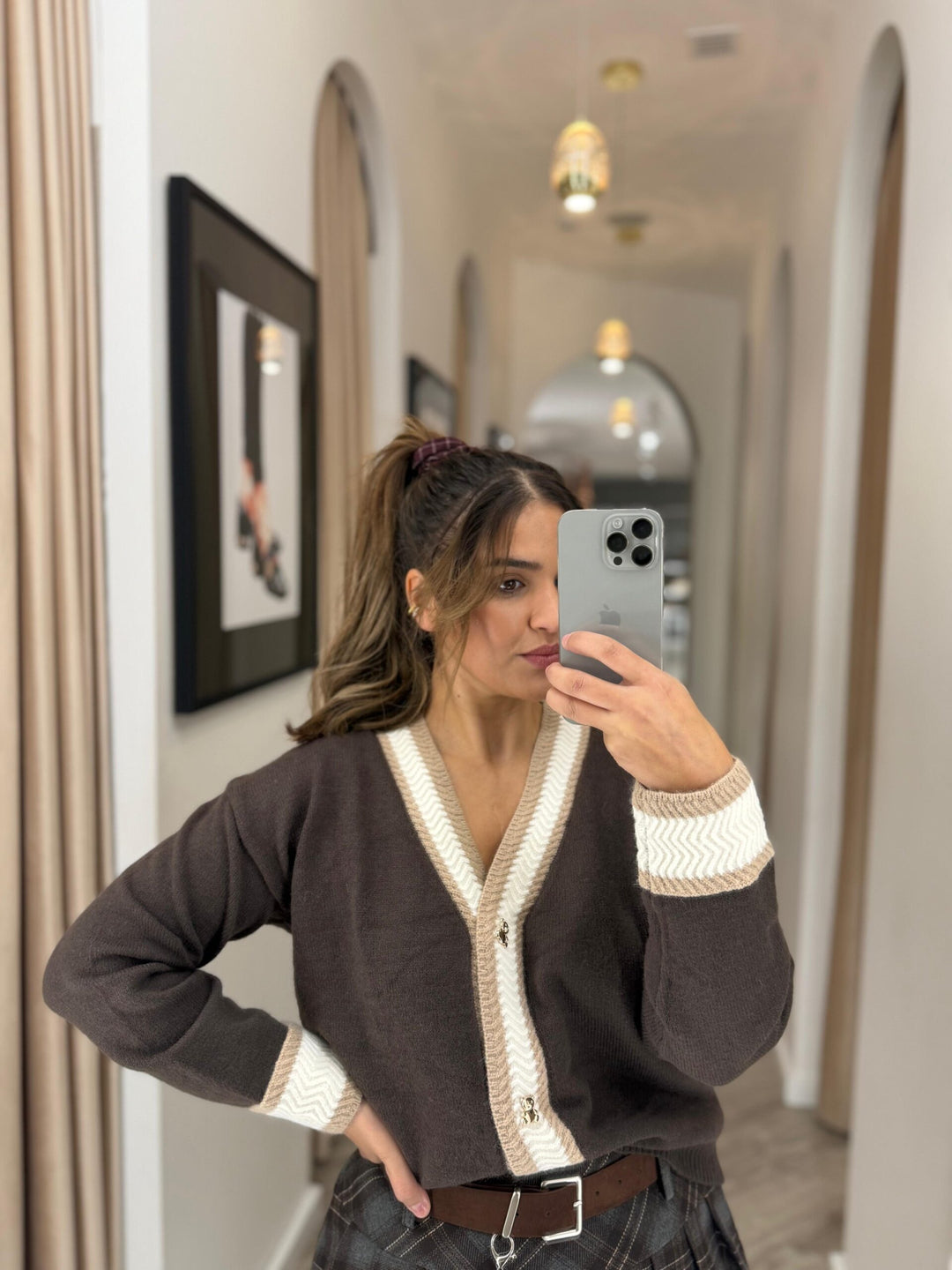 CARDIGAN CASTANHO COM DETALHE BEGE PONTO CHIC