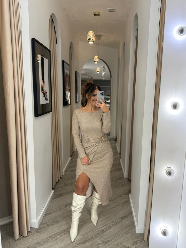VESTIDO BEGE COM FIVELA DOURADA PONTO CHIC