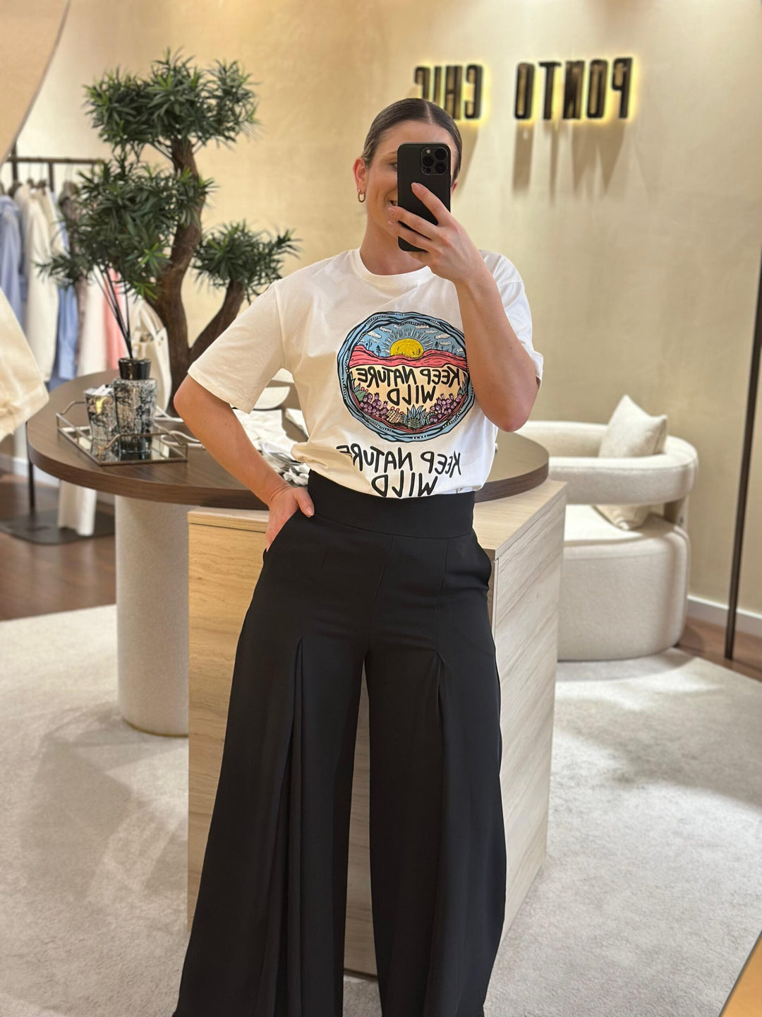 T-SHIRT COM ESTAMPADO E APLICAÇÕES PONTO CHIC