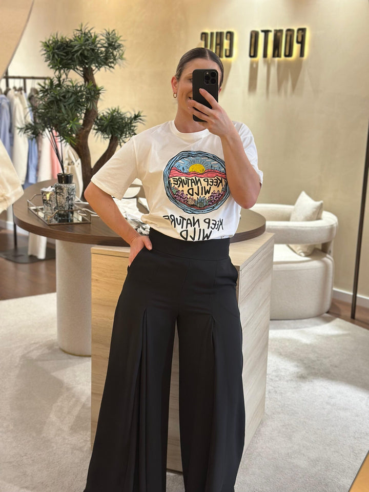 T-SHIRT COM ESTAMPADO E APLICAÇÕES PONTO CHIC