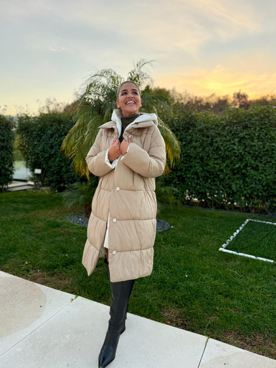 CASACO ACOLCHOADO BEGE COM CAPUZ BRANCO PONTO CHIC
