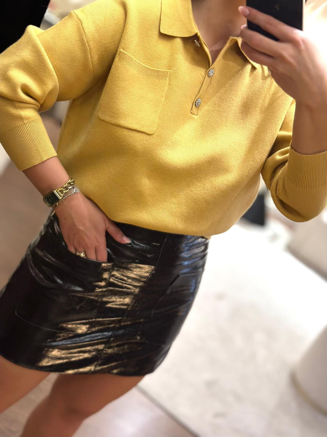 MALHA POLO AMARELO COM BOTÕES DECORATIVOS PONTO CHIC