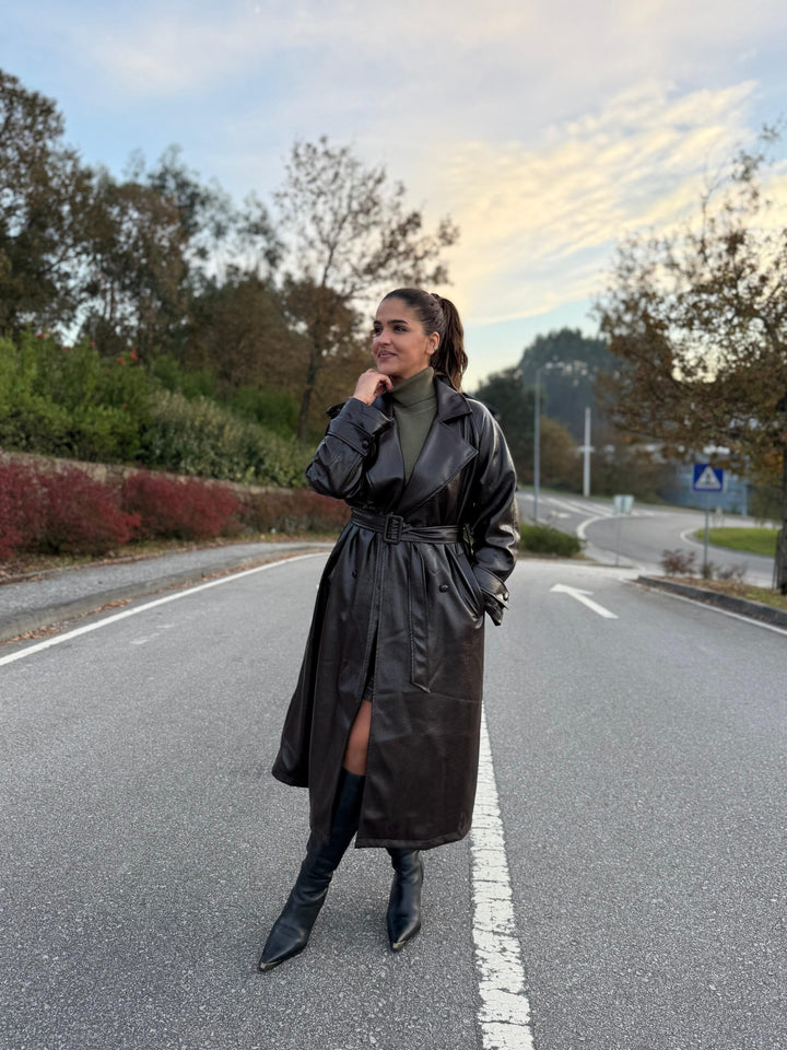 TRENCH COAT EM ECOPELE CASTANHO PONTO CHIC