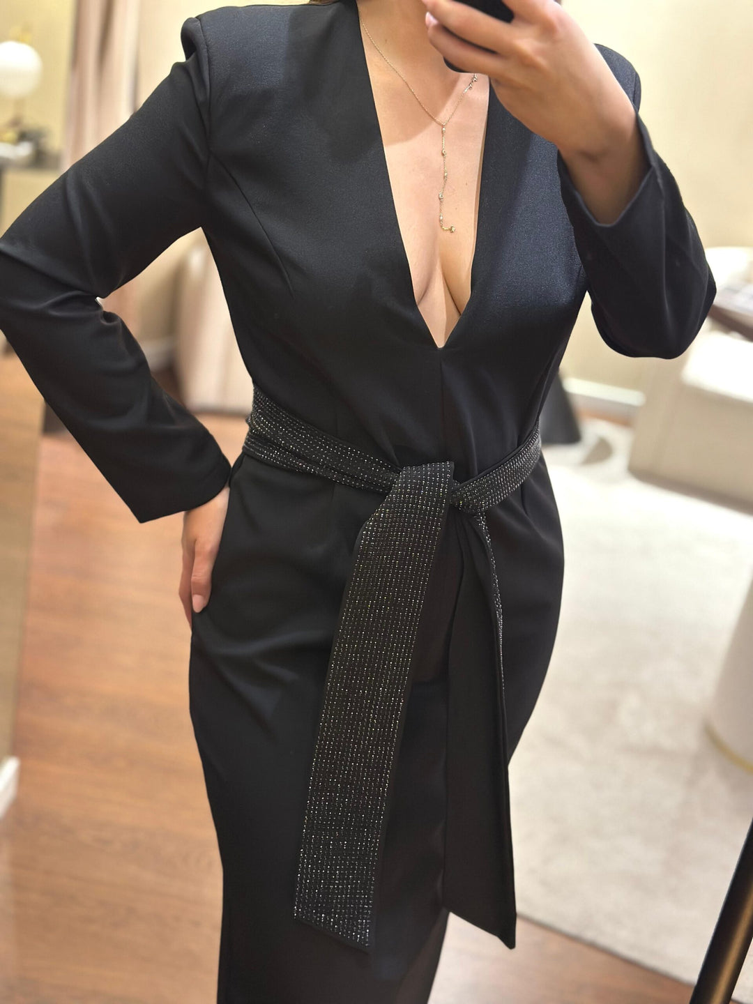 VESTIDO MIDI PRETO COM CINTO DE BRILHANTES LANÇA PERFUME