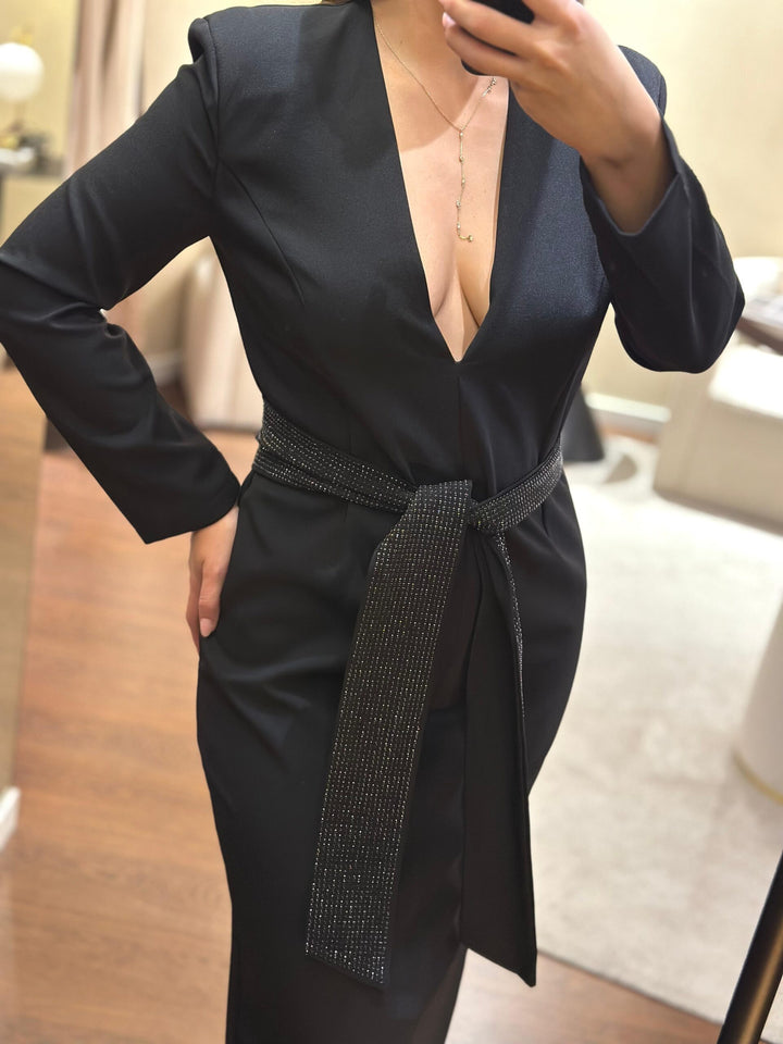 VESTIDO MIDI PRETO COM CINTO DE BRILHANTES LANÇA PERFUME