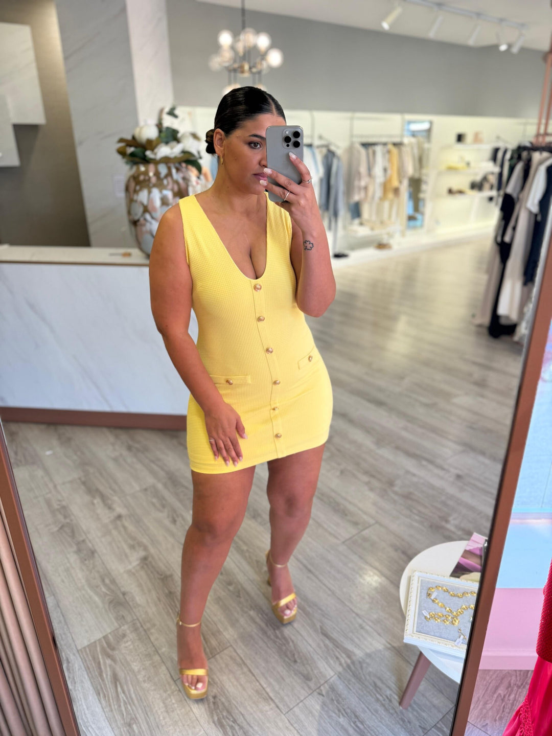 VESTIDO CURTO AMARELO PONTO CHIC
