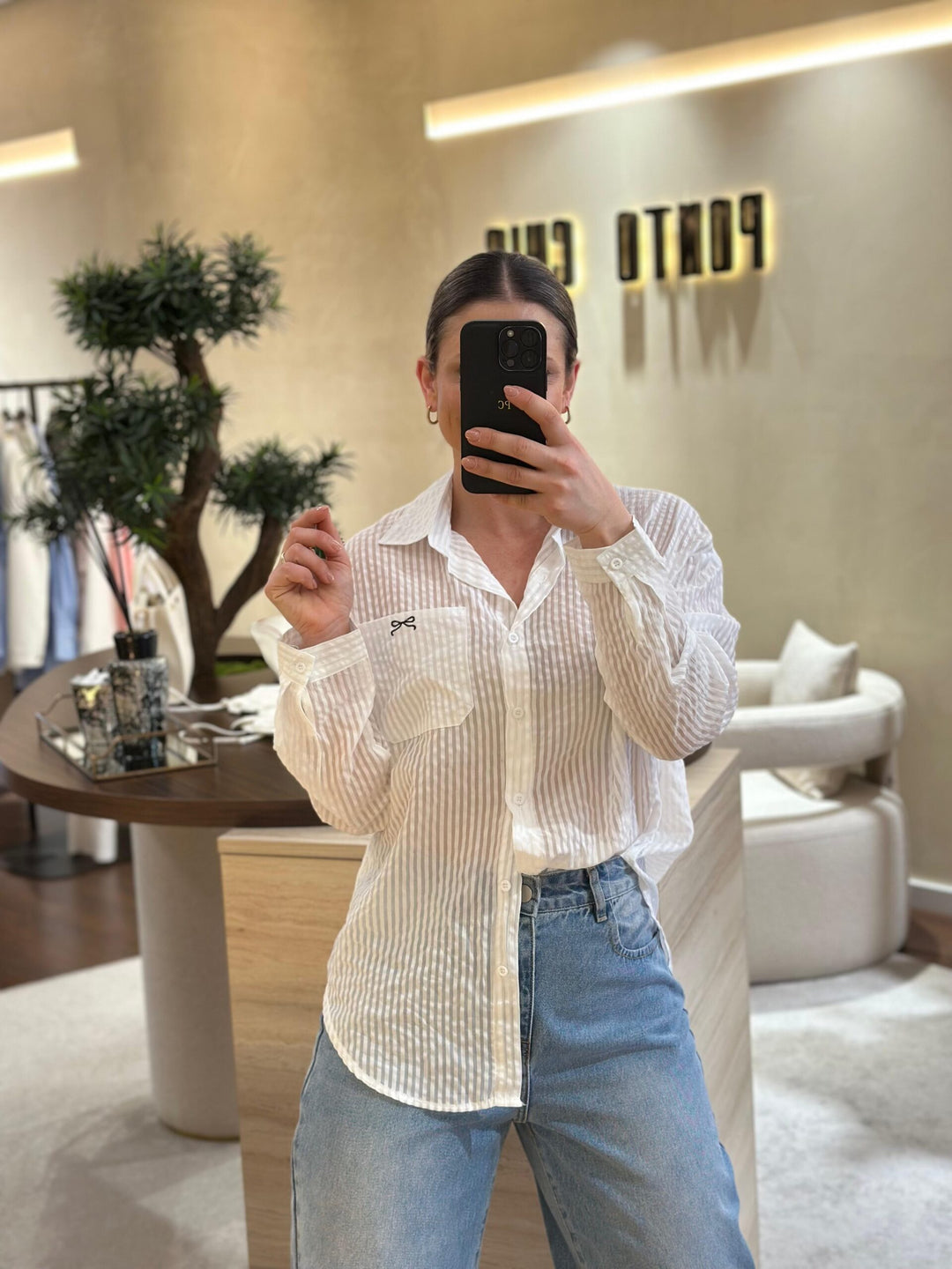 CAMISA COM RISCA BRANCA E BOLSO PONTO CHIC
