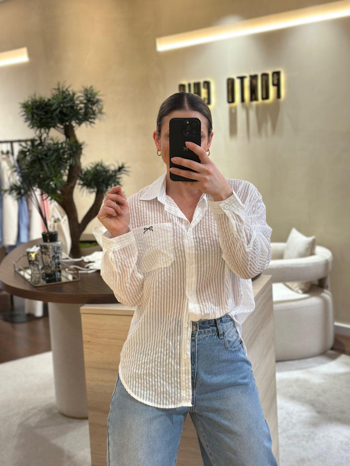 CAMISA COM RISCA BRANCA E BOLSO PONTO CHIC