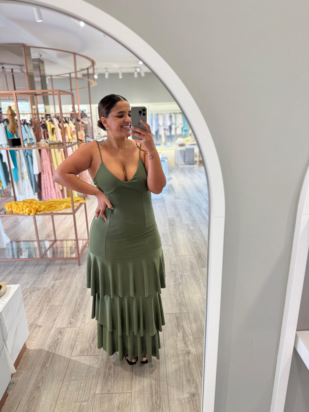 VESTIDO COMPRIDO KAKI COM FOLHOS PONTO CHIC