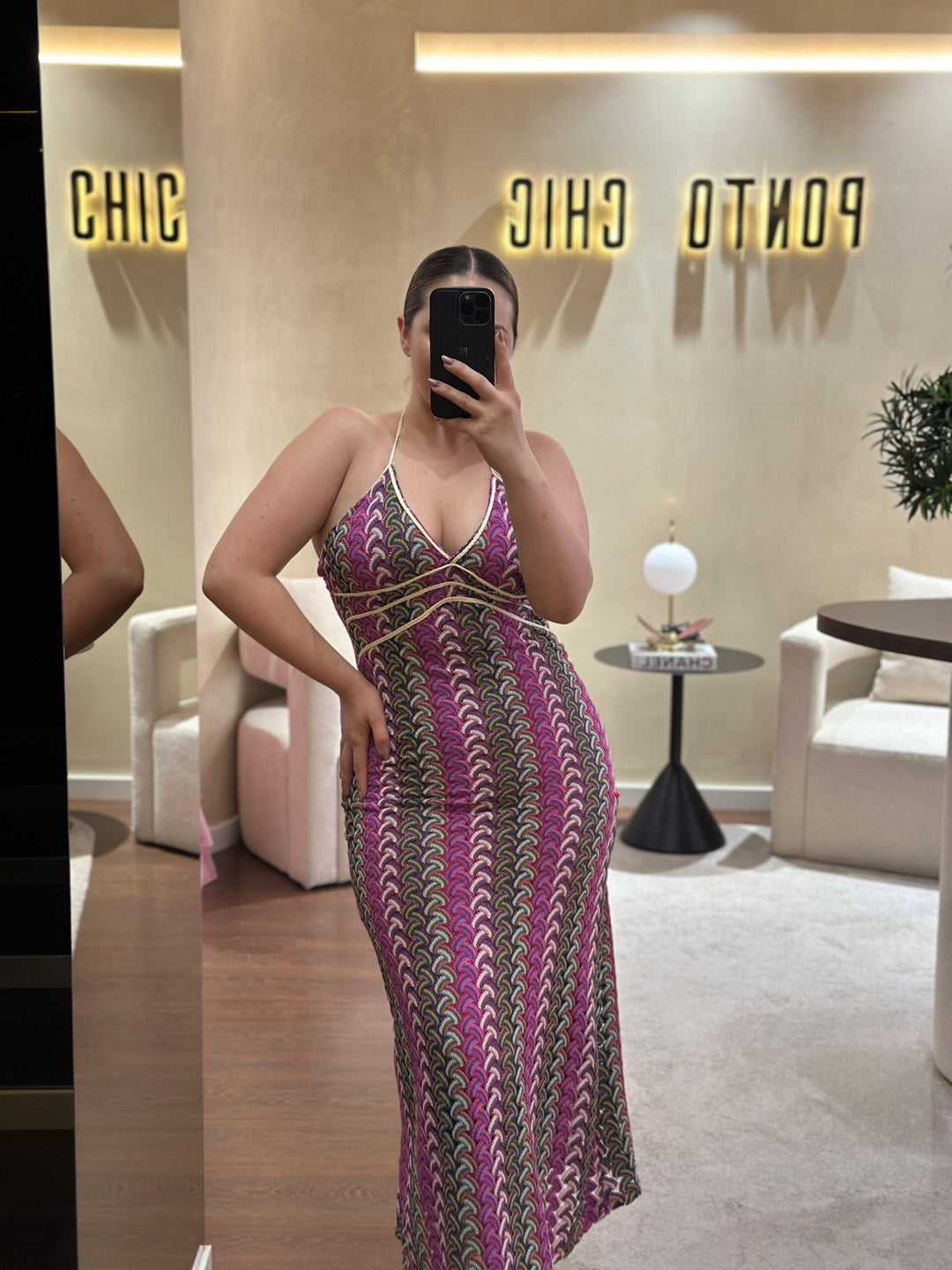 VESTIDO COMPRIDO TECIDO TRABALHADO PONTO CHIC