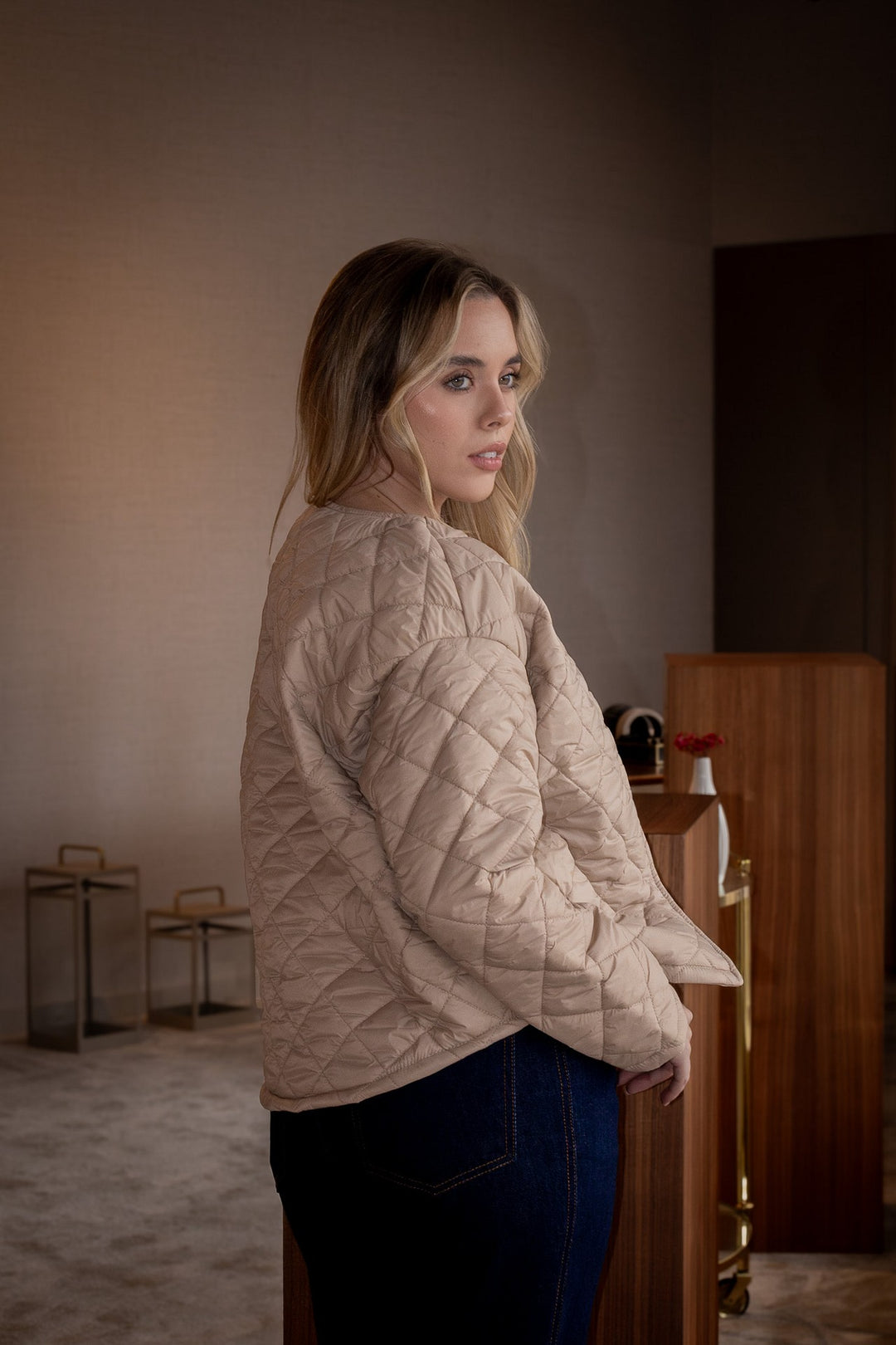CASACO ACOLCHOADO BEGE COM INTERIOR ESTAMPADO RUGA