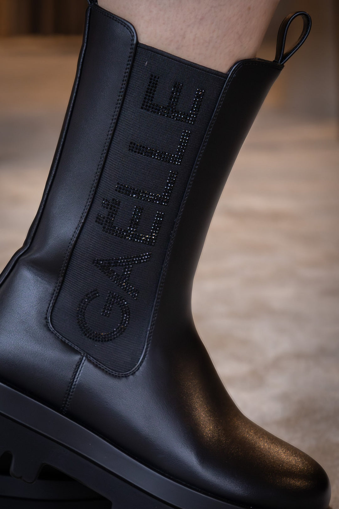 BOTAS PRETAS COM LOGÓTIPO STRASS GAËLLE