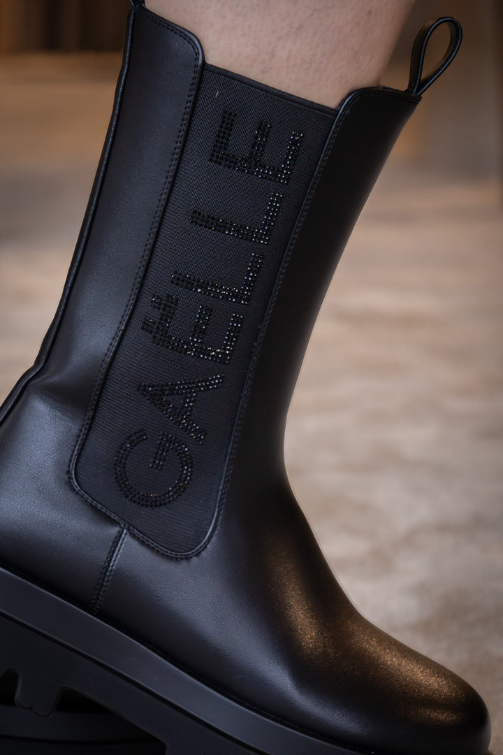 BOTAS PRETAS COM LOGÓTIPO STRASS GAËLLE