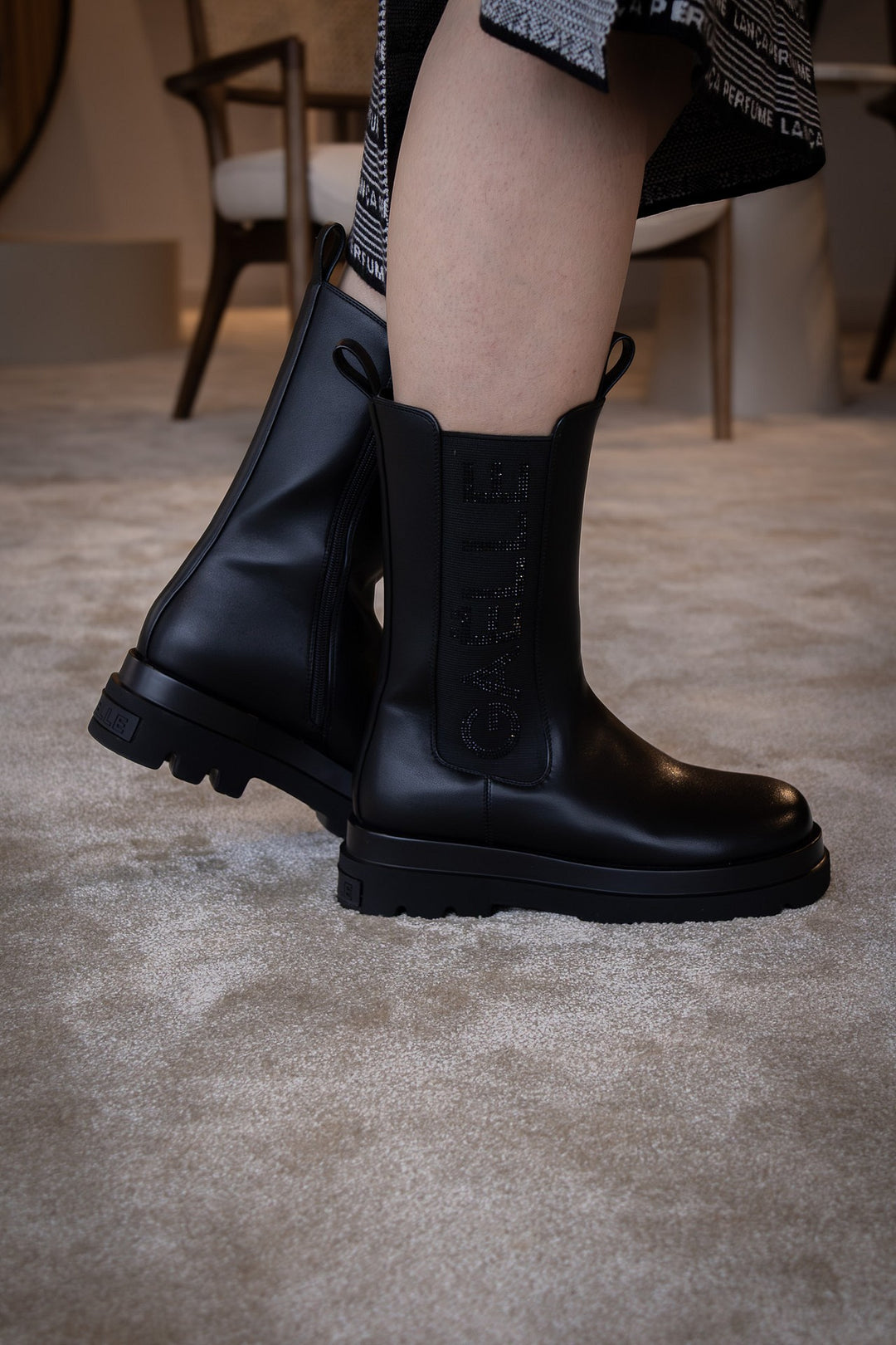 BOTAS PRETAS COM LOGÓTIPO STRASS GAËLLE