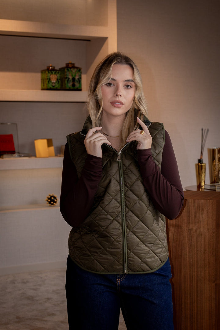 COLETE ACOLCHOADO VERDE TROPA COM INTERIOR ESTAMPADO RUGA
