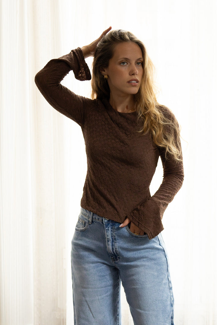 CAMISOLA CASTANHA EM MALHA RENDADA PONTO CHIC