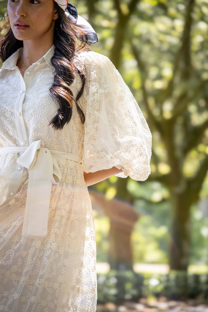 VESTIDO CAMSIEIRO BEGE EM TULE PONTO CHIC