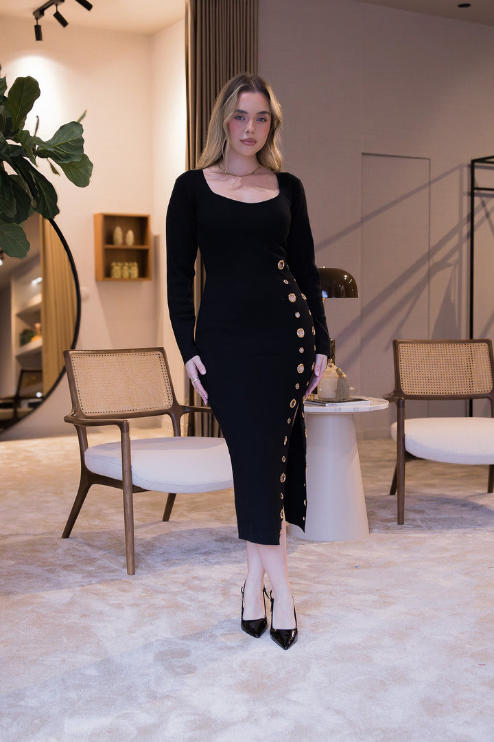 VESTIDO PRETO COM DETALHES DOURADOS PONTO CHIC