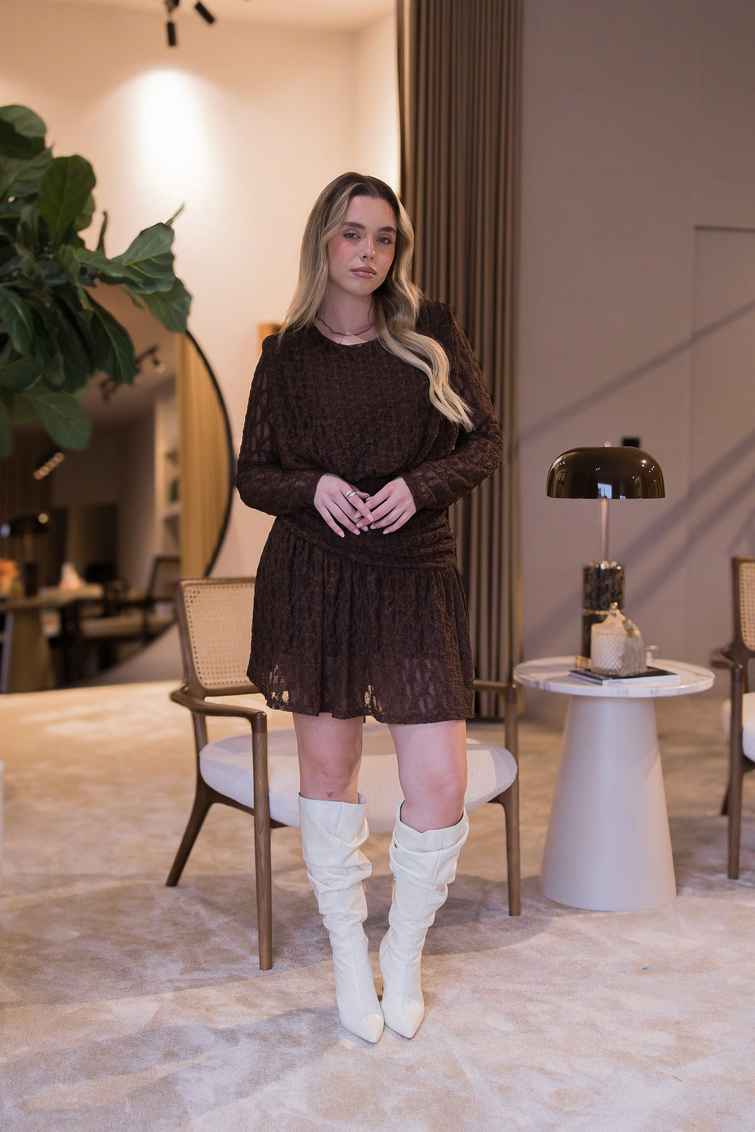 VESTIDO CASTANHO EM RENDA DRAPEADO PONTO CHIC