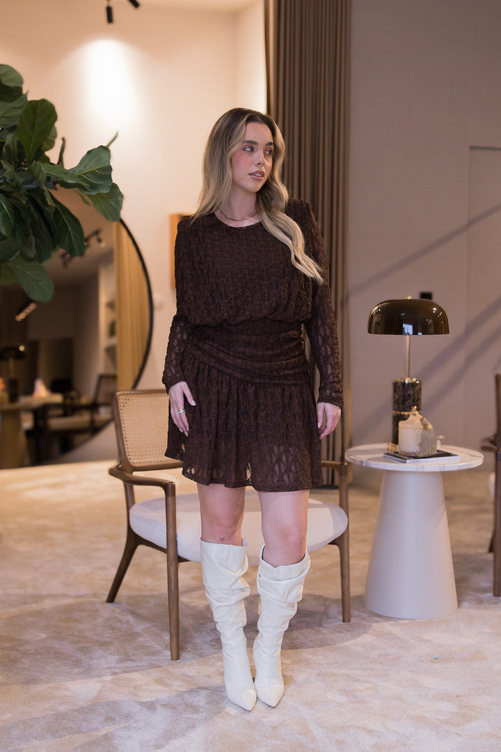VESTIDO CASTANHO EM RENDA DRAPEADO PONTO CHIC