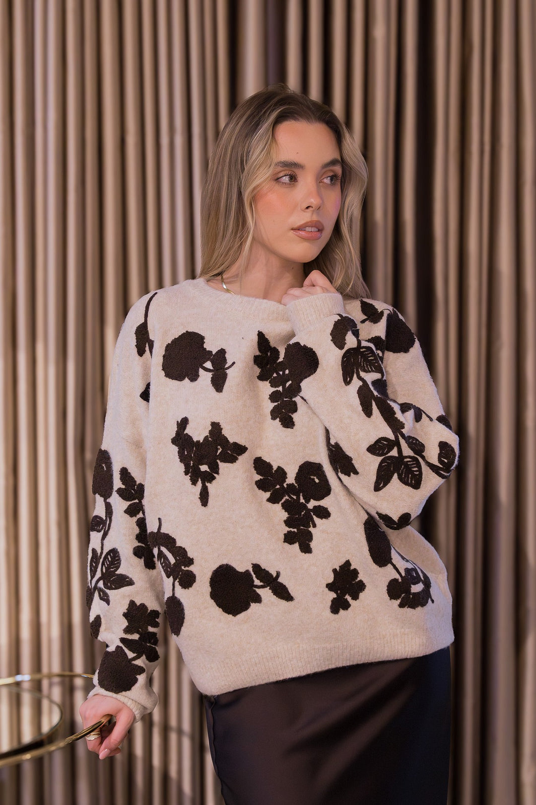 CAMISOLA BEGE COM FLORES PONTO CHIC