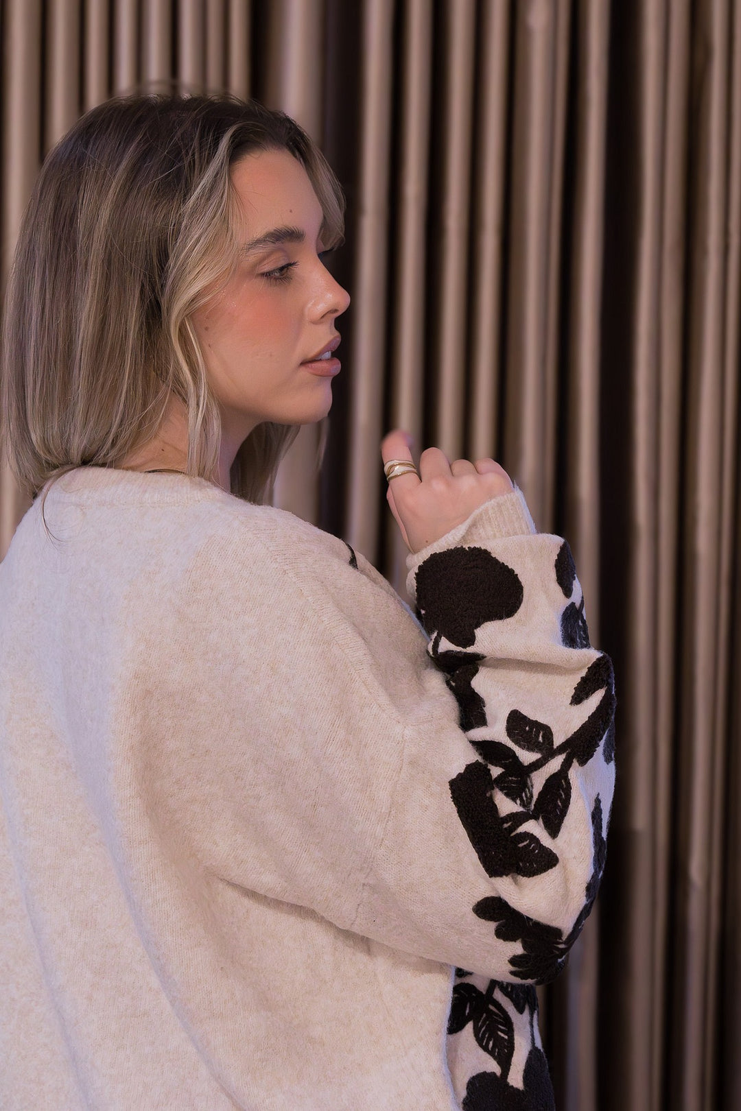 CAMISOLA BEGE COM FLORES PONTO CHIC