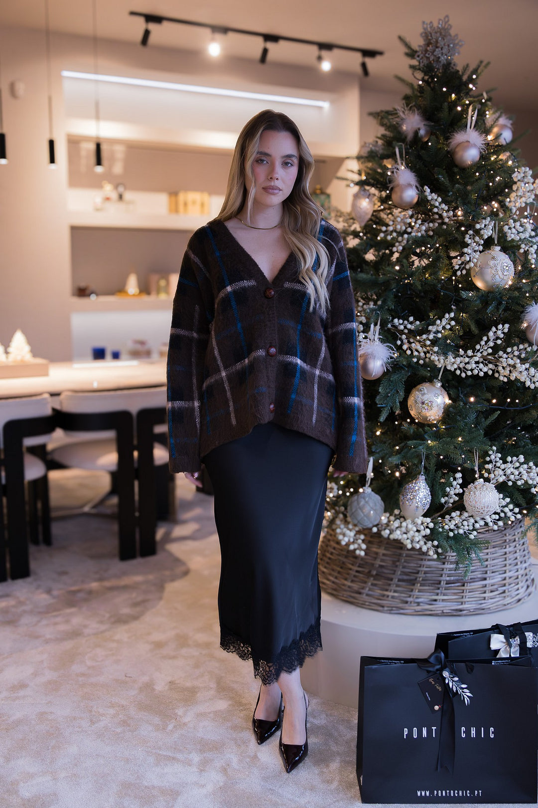 SAIA MIDI PRETA COM RENDA PONTO CHIC