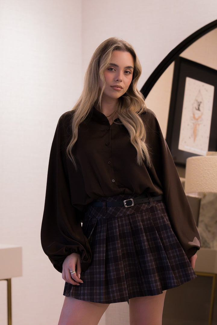 CAMISA CASTANHA CURTA ACETINADA PONTO CHIC