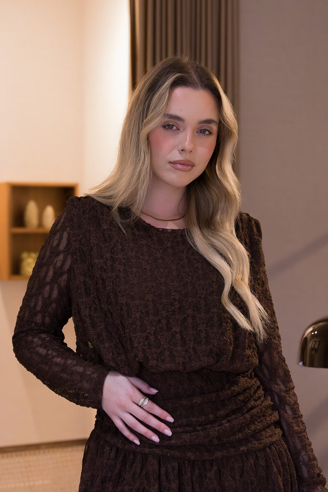 VESTIDO CASTANHO EM RENDA DRAPEADO PONTO CHIC