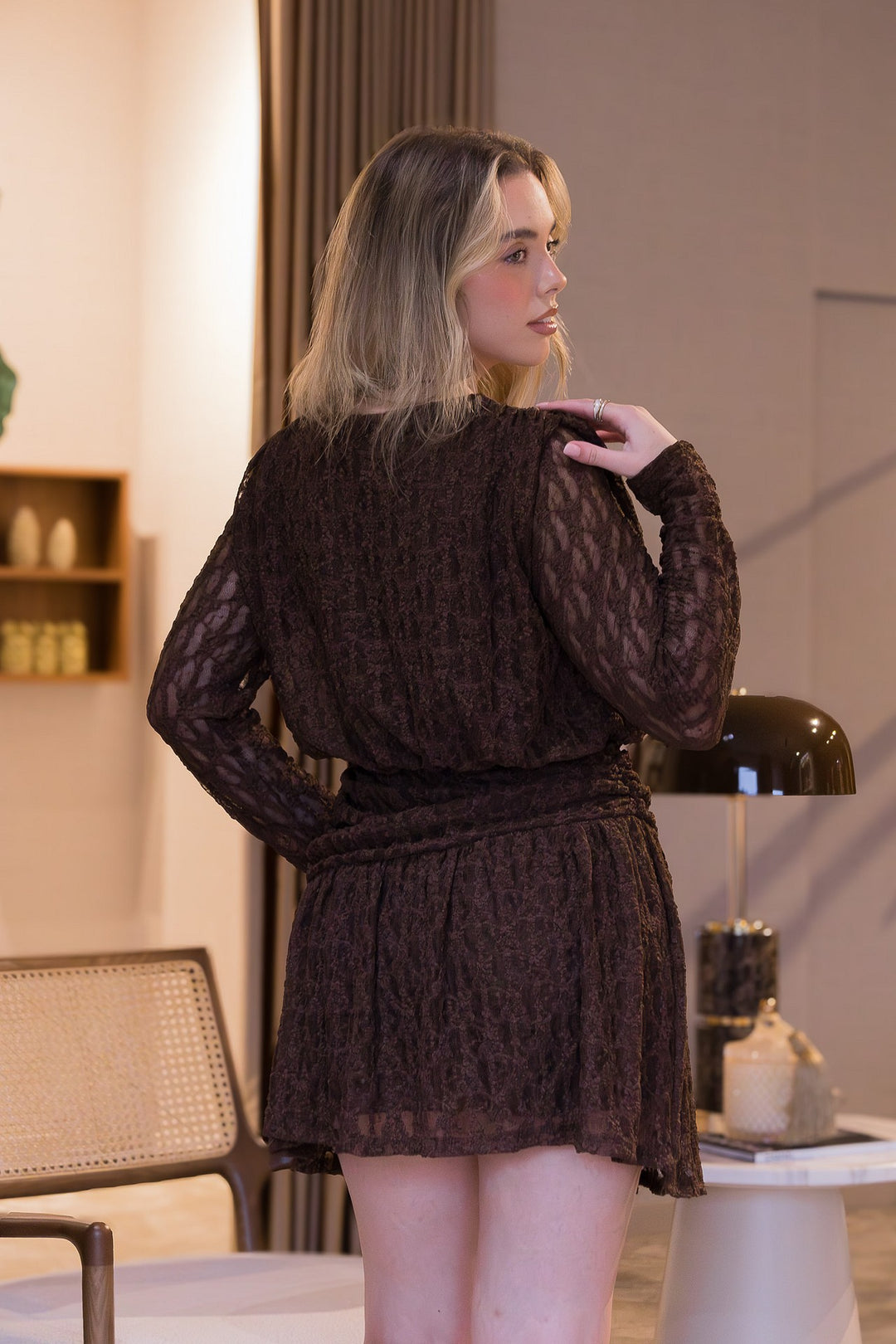 VESTIDO CASTANHO EM RENDA DRAPEADO PONTO CHIC