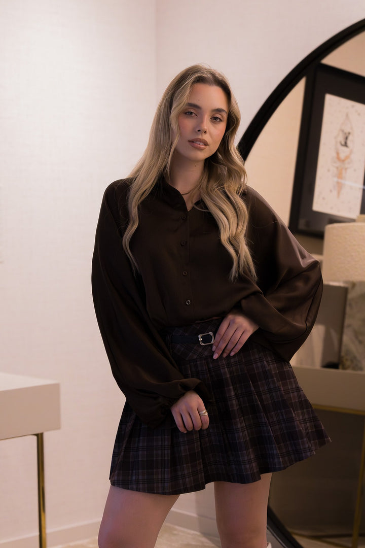 CAMISA CASTANHA CURTA ACETINADA PONTO CHIC