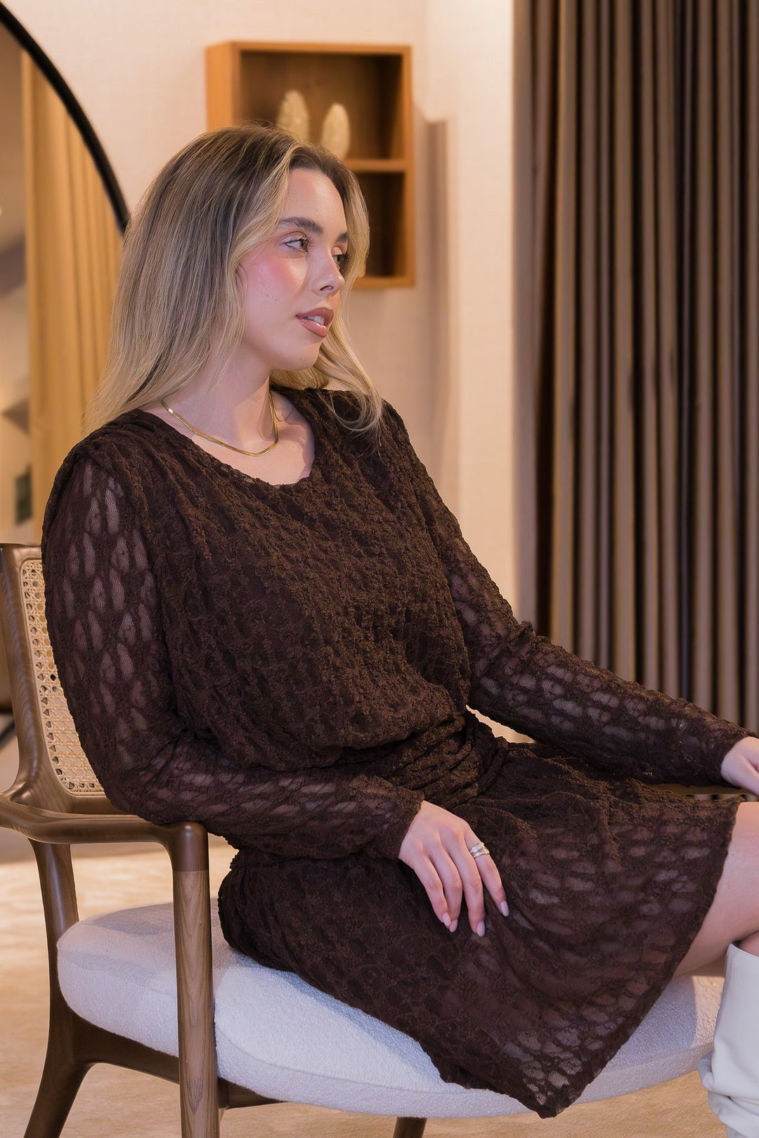 VESTIDO CASTANHO EM RENDA DRAPEADO PONTO CHIC