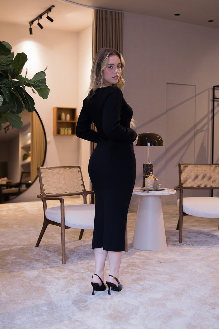 VESTIDO PRETO COM DETALHES DOURADOS PONTO CHIC