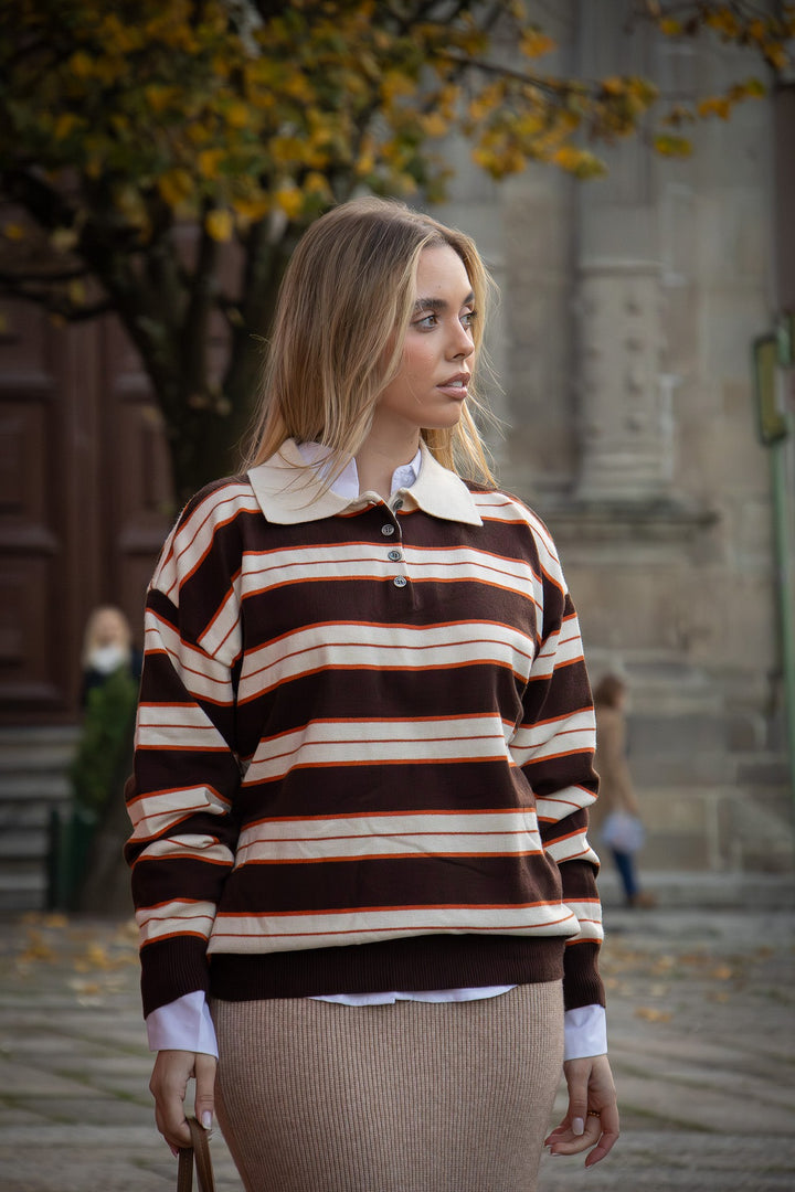POLO CASTANHO COM RISCAS CREME E LARANJA PONTO CHIC