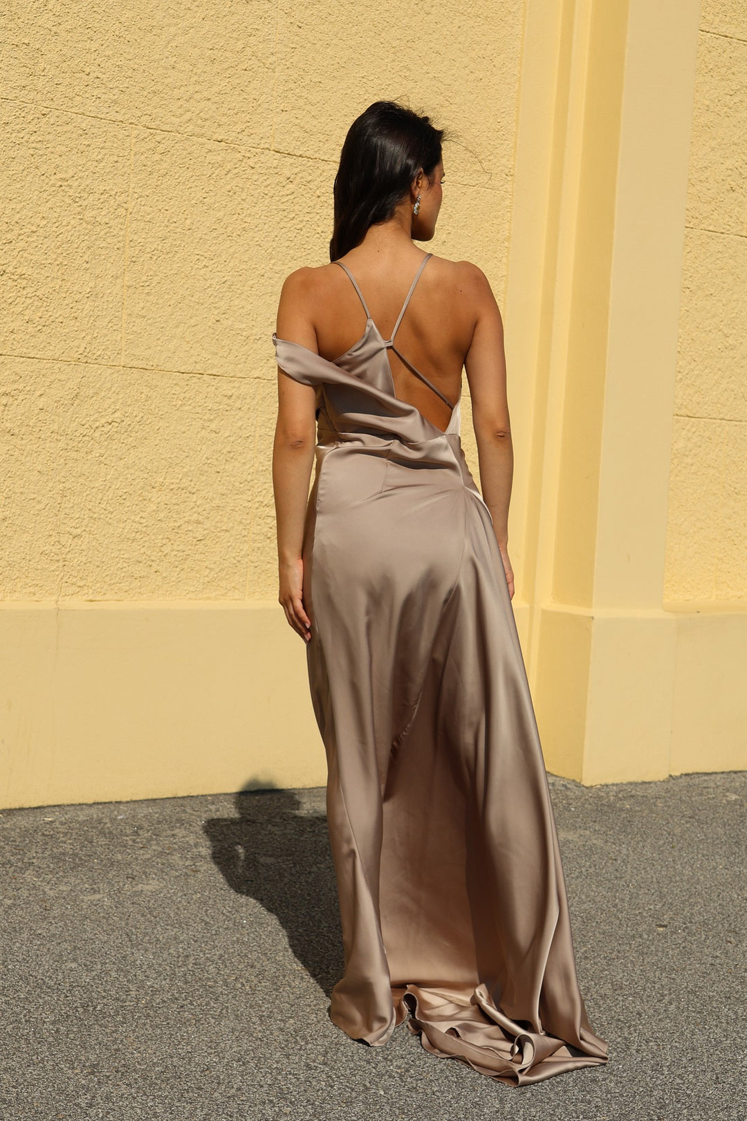 VESTIDO LONGO CAMEL COM CORTE ASSIMÉTRICO ELEH